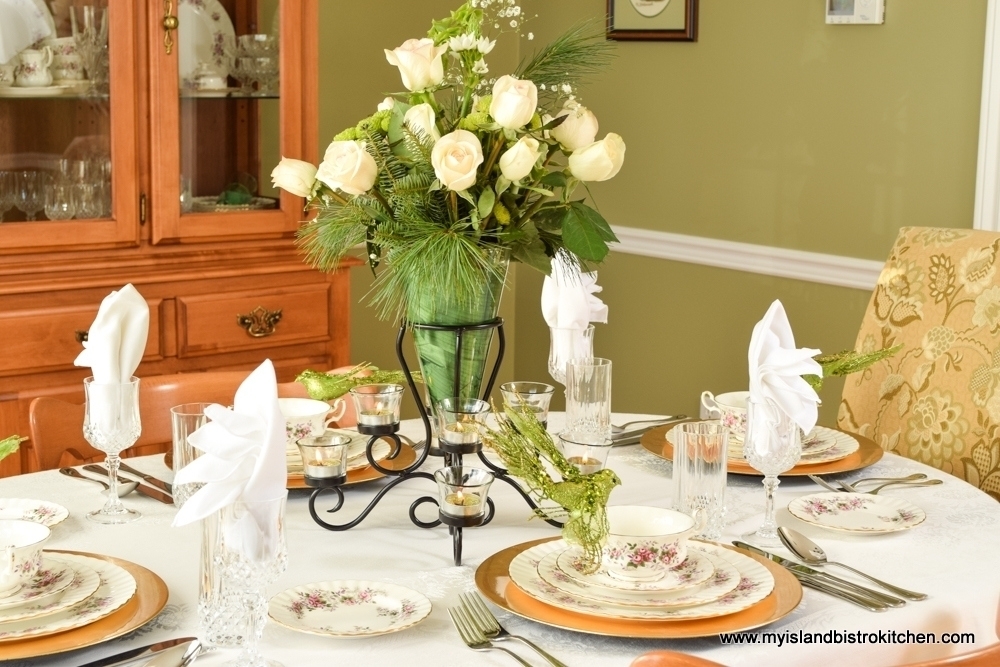 The Christmas Rose Holiday Tablesetting