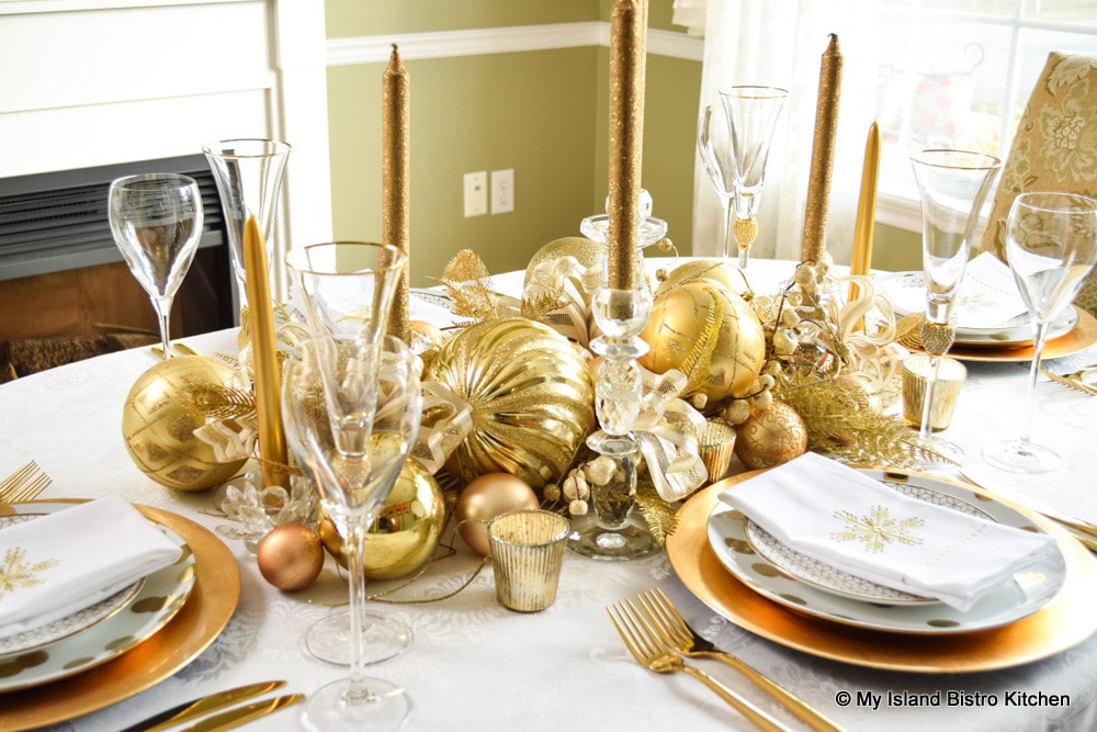 Gold-colored Christmas Tablesetting
