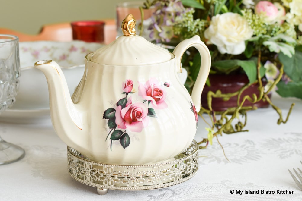 Pretty ivory Sadler teapot with pink roses