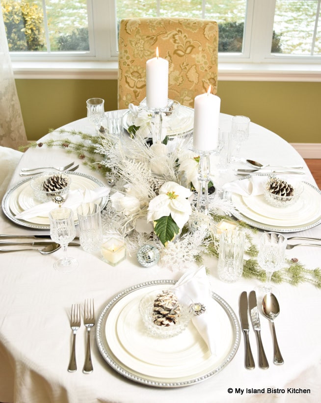 White holiday Tablesetting