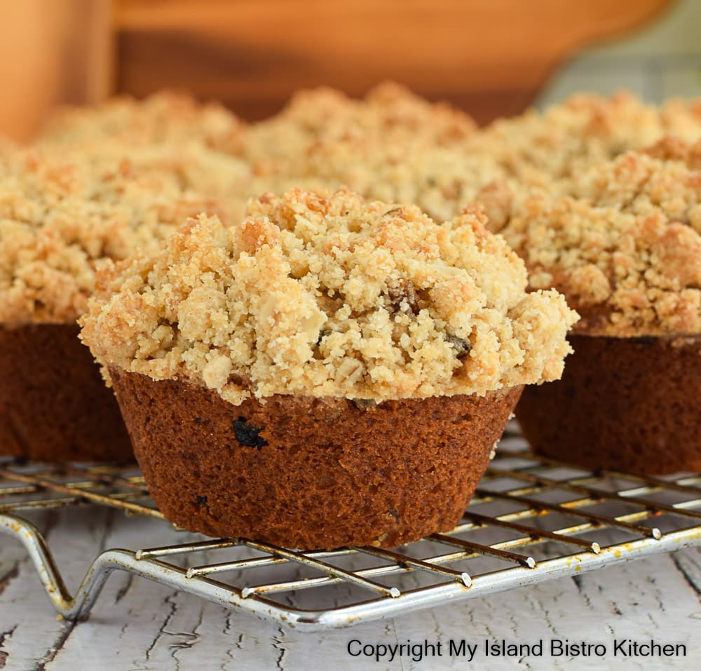 Bistro-style Muffins with Crumble Topping